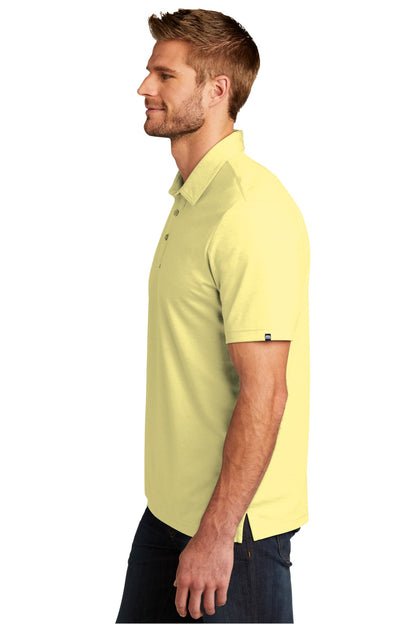 Right View of PlBananaHt TravisMathew Oceanside Heather Polo. TM1MU412 plain